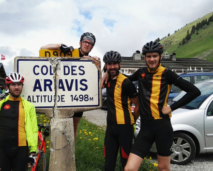 In team outfit bovenop de Col des Aravis
