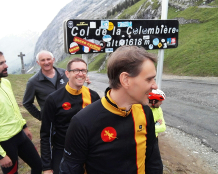 Lachende gezichten na de setile beklimming van de Col de la Colombière